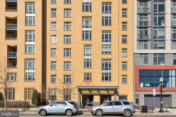 Washington, DC 20003,880 NEW JERSEY AVE SE #2 BR INTERIOR UNIT