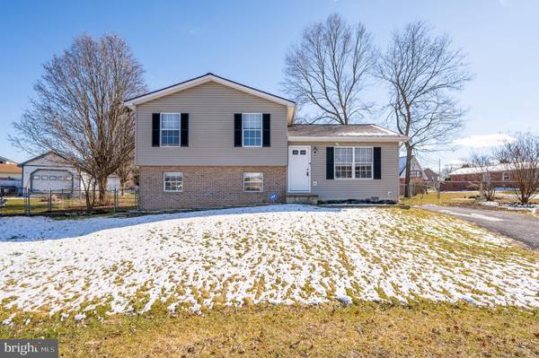 4 MIDNOON DR, Martinsburg, WV 25404