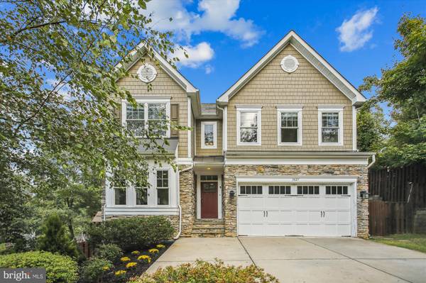 3827 LACY BLVD, Falls Church, VA 22041