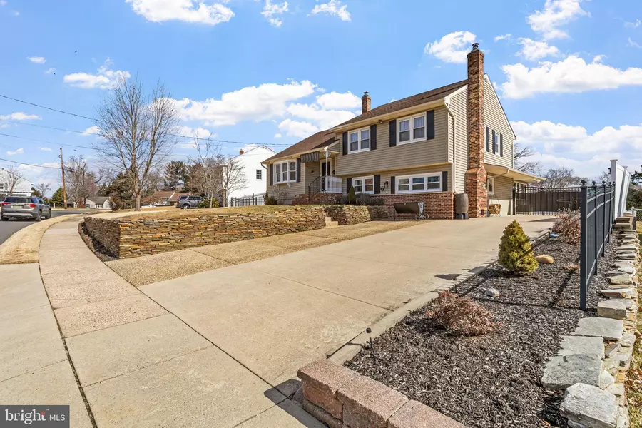 5 MANOR TER, Mount Holly, NJ 08060