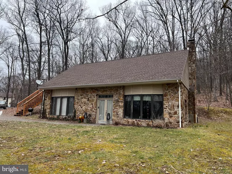 734 LOG CABIN LN, Berkeley Springs, WV 25411