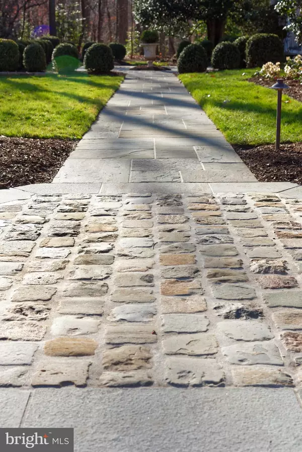 1231 TOTTENHAM CT Reston, VA 20194