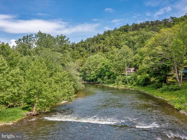 Great Cacapon, WV 25422,320 ROCKCLIFF LN