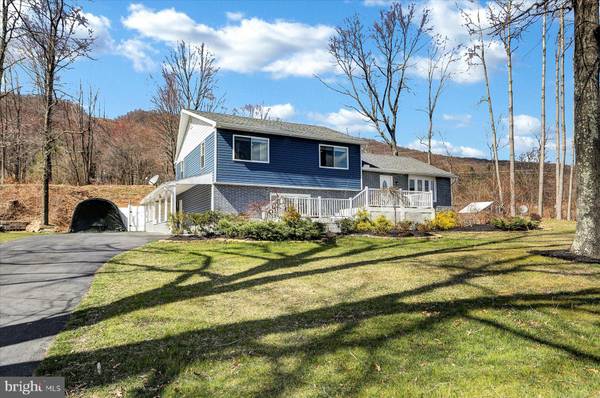 102 E WHITE BEAR DR, Summit Hill, PA 18250