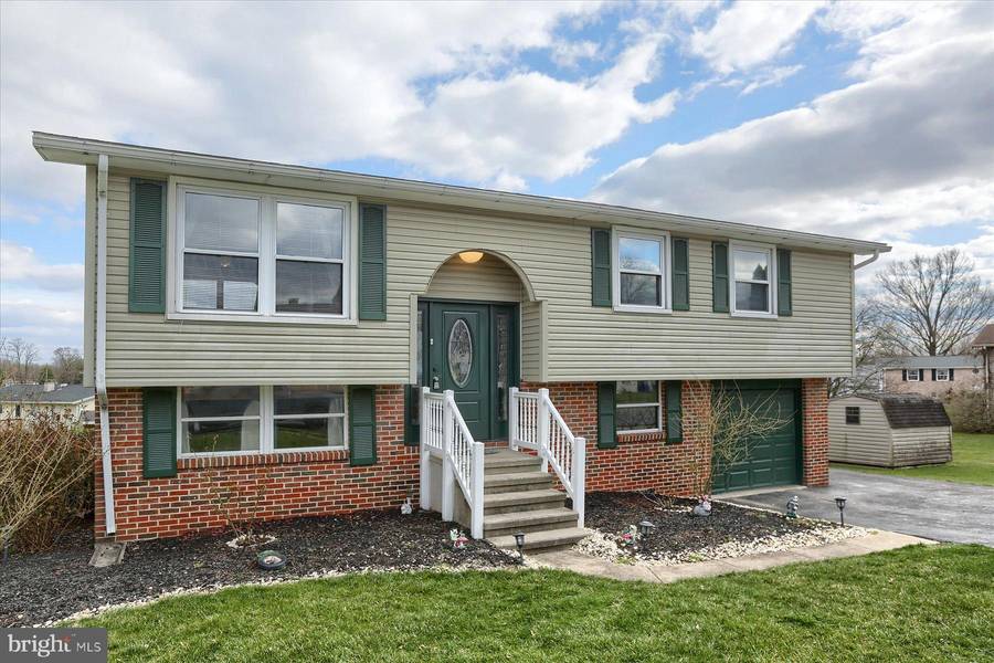 109 MAPLEWOOD DR, Dover, PA 17315