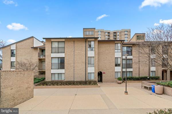 18 MONROE ST #18-202, Rockville, MD 20850