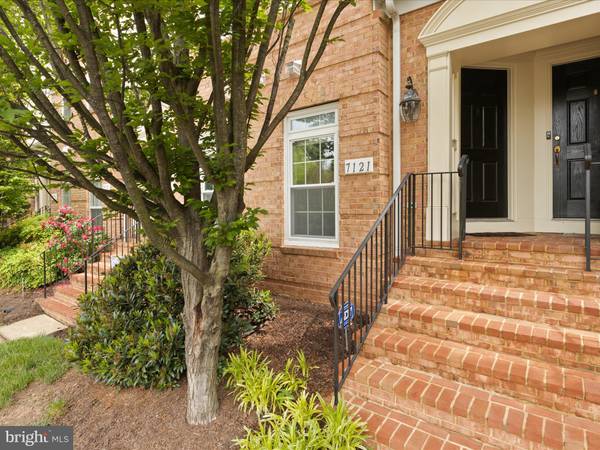 7121 LITTLE THAMES DR #203, Gainesville, VA 20155