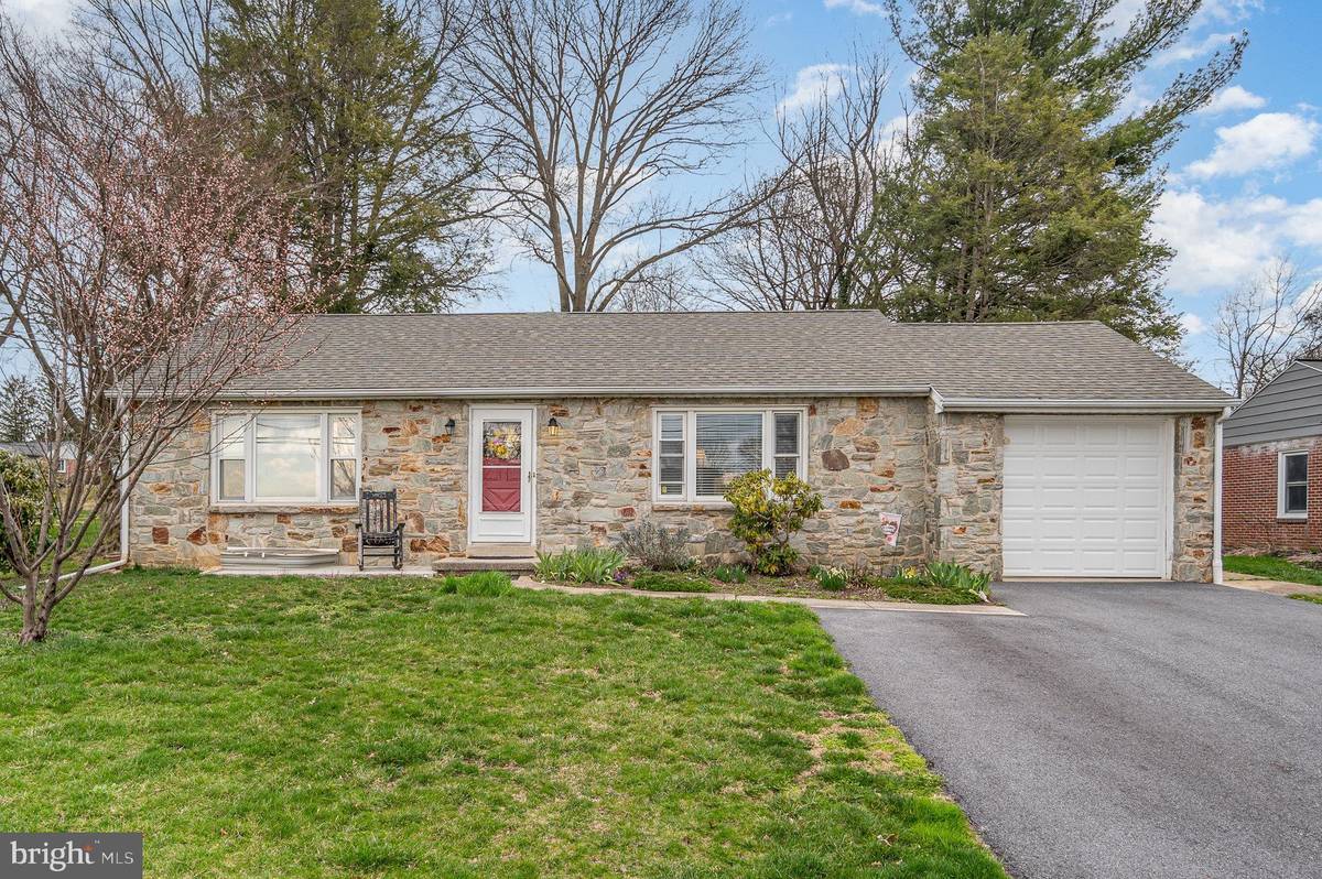 Lancaster, PA 17602,311 DAHLIA RD