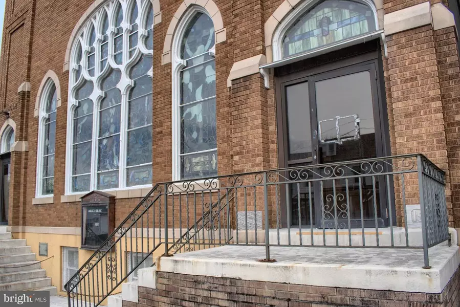 33 N MARKET STREET, Mount Carmel, PA 17851