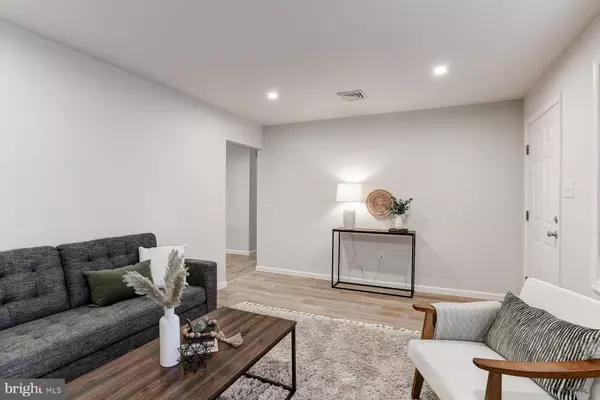 Manheim, PA 17545,61 HILLCREST DR