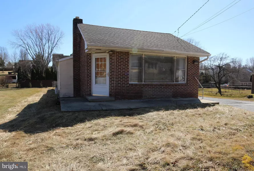 72 W MAPLE ST, East Prospect, PA 17317