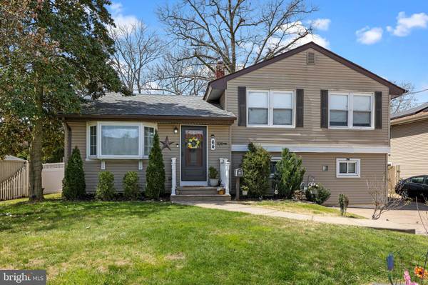 64 W WOODCREST AVE, Maple Shade, NJ 08052