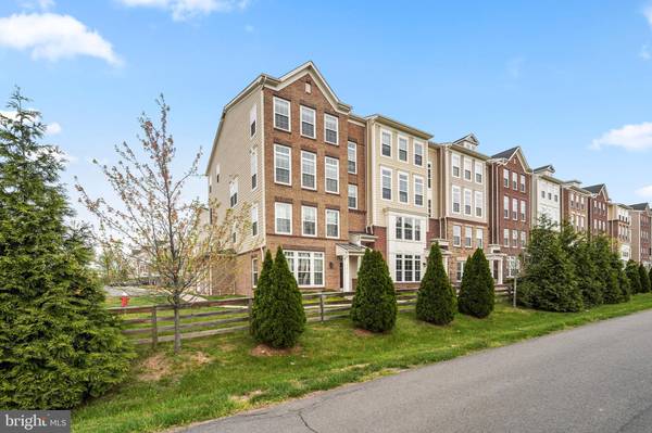 43421 TOWN GATE SQ, Chantilly, VA 20152