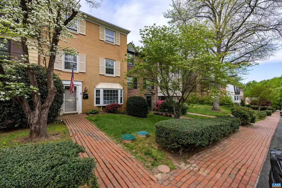 8 GEORGETOWN GREEN, Charlottesville, VA 22901