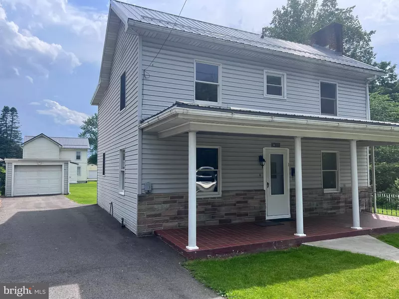 15 BROADWAY ST, Berkeley Springs, WV 25411