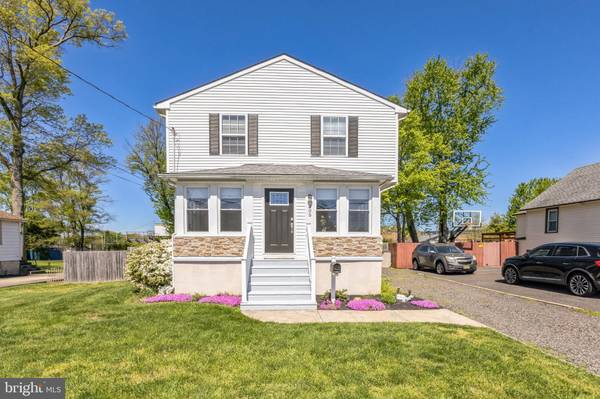 305 W CENTER AVE, Maple Shade, NJ 08052