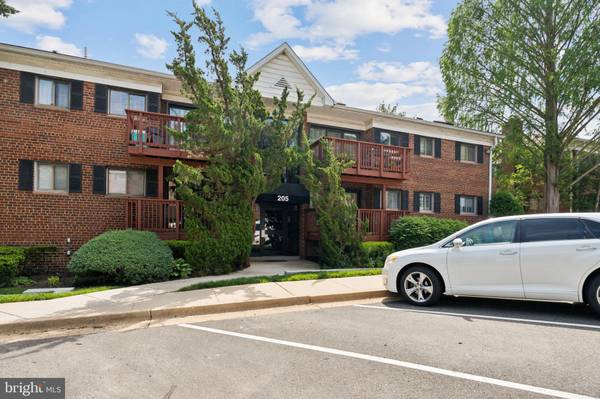 205 SKYHILL RD #1, Alexandria, VA 22314