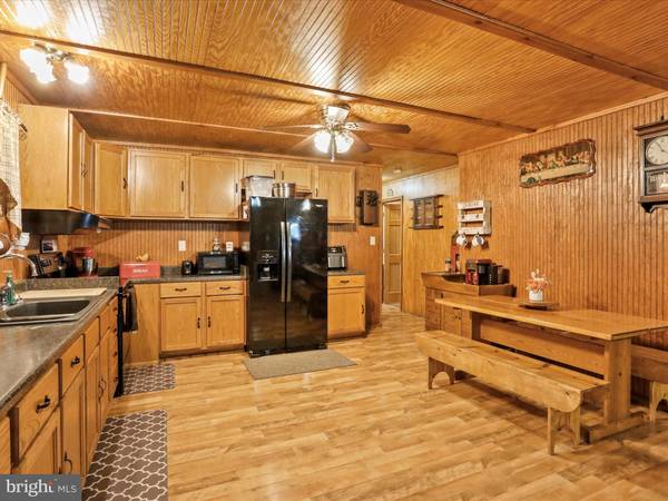 Great Cacapon, WV 25422,1309 BEARS LOPE LN