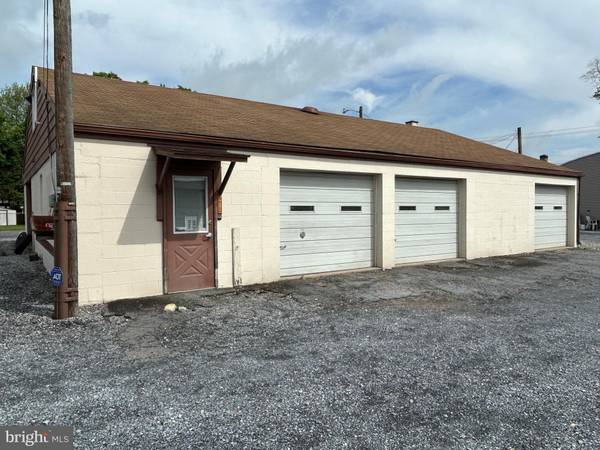 135-137 N WOLF ST, Manheim, PA 17545