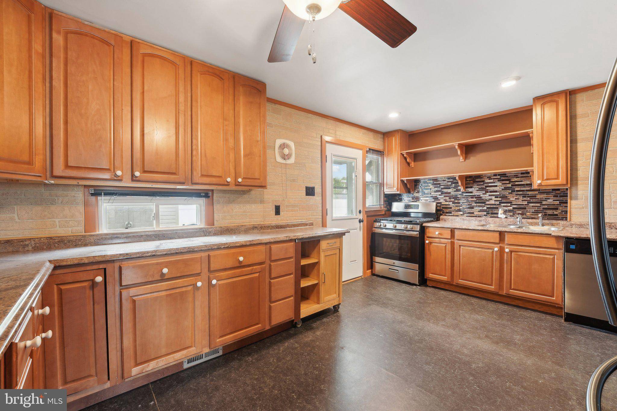 Bellmawr, NJ 08031,908 ALCYON DR