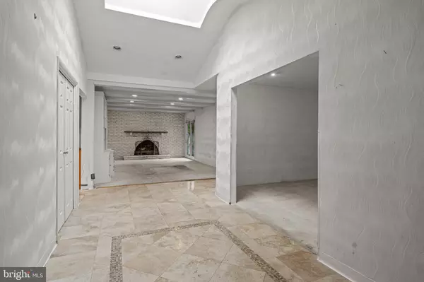 8 LISA LN, Cherry Hill, NJ 08003