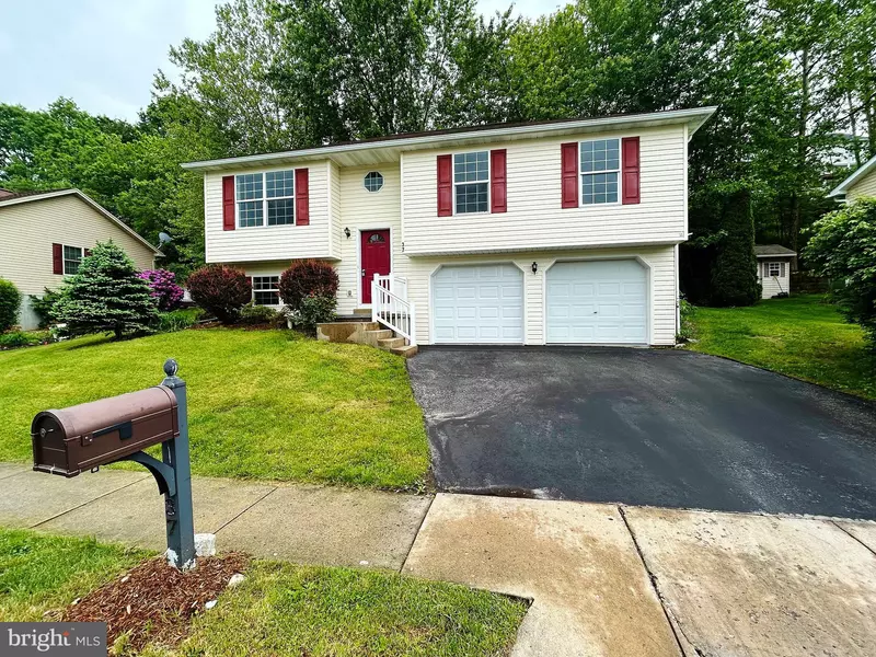 37 SWEET ARROW DR, Hummelstown, PA 17036