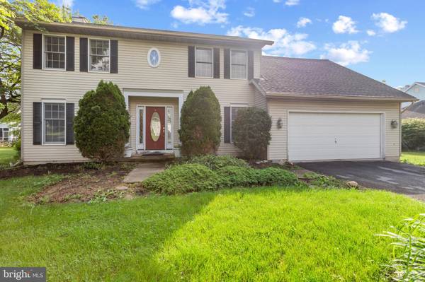 8 CLOVER LN, Palmyra, PA 17078