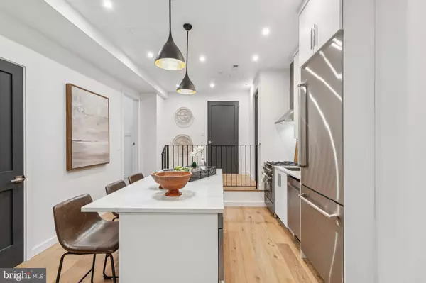 Philadelphia, PA 19103,219-29 S 18TH ST #215