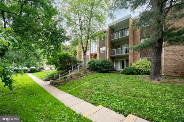 2906 KINGS CHAPEL RD #3, Falls Church, VA 22042