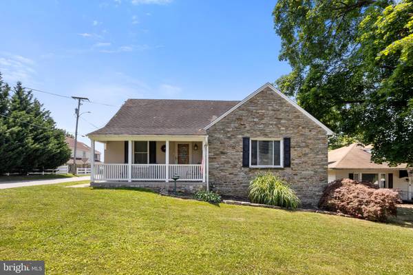 2 S PLEASANT AVE, Jacobus, PA 17407