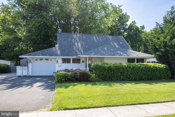 16 HOLLOW RD, Levittown, PA 19056