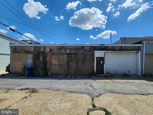 2113 E LAMLEY ST, Baltimore, MD 21231