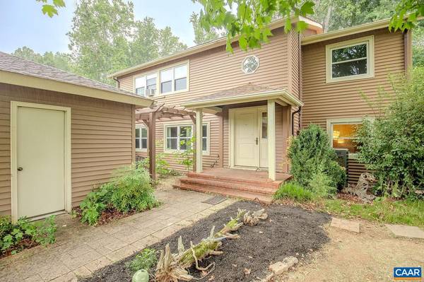 1517 LAKE FOREST DR, Charlottesville, VA 22901