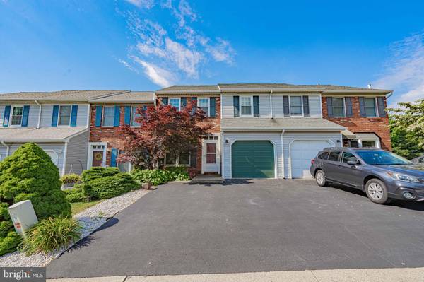 152 VILLAGE WALK DR, Macungie, PA 18062