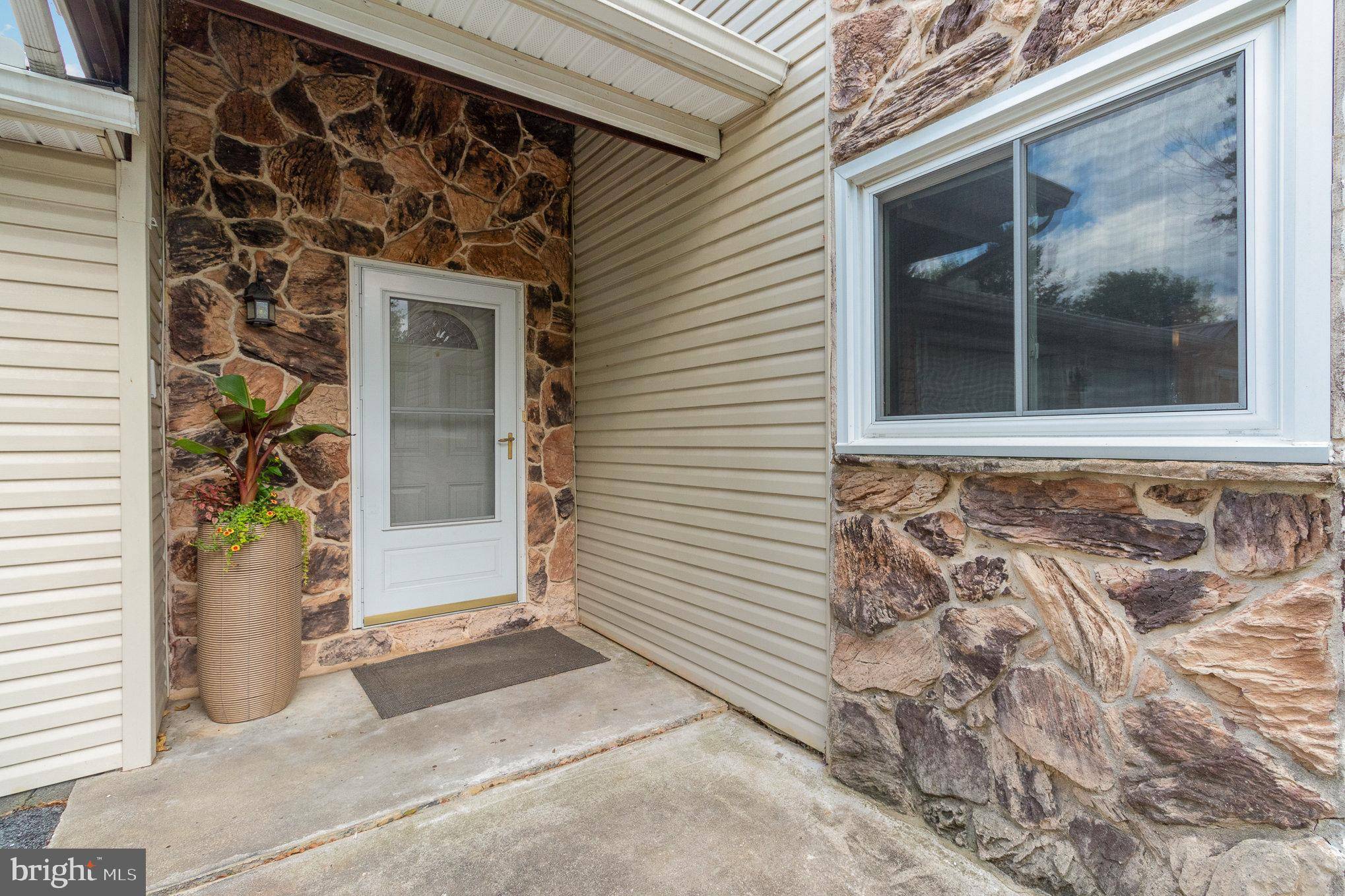 Manheim, PA 17545,861 FRANKLIN DR