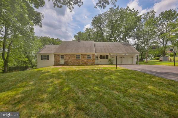 3 COURTNEY CT, Palmer Township, PA 18045