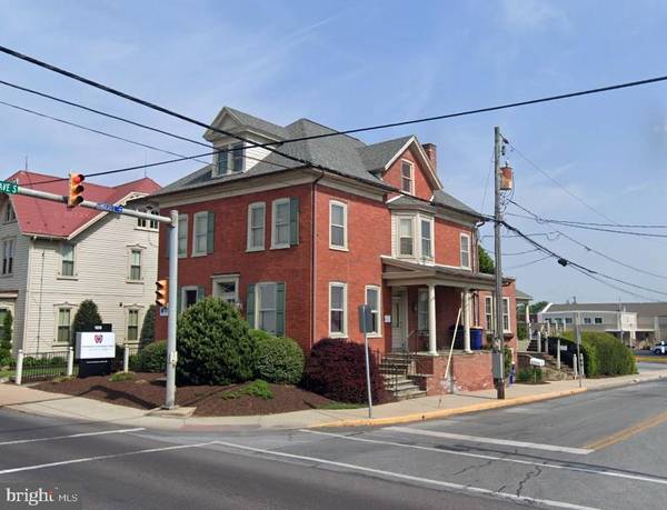 100 E MAIN ST, New Holland, PA 17557