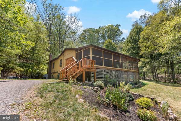 132 HILL TOP RD, Great Cacapon, WV 25422