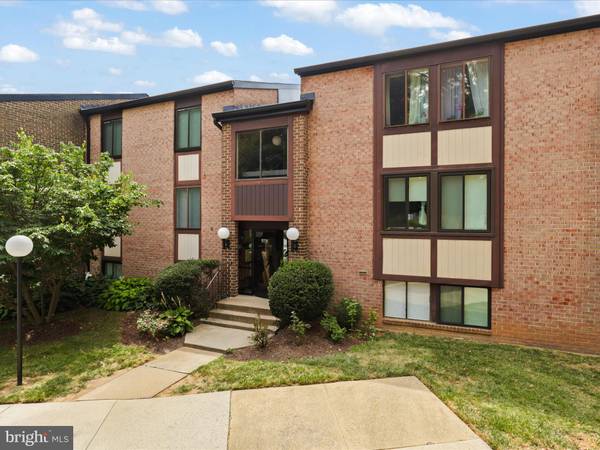 9711 KINGS CROWN CT #101, Fairfax, VA 22031