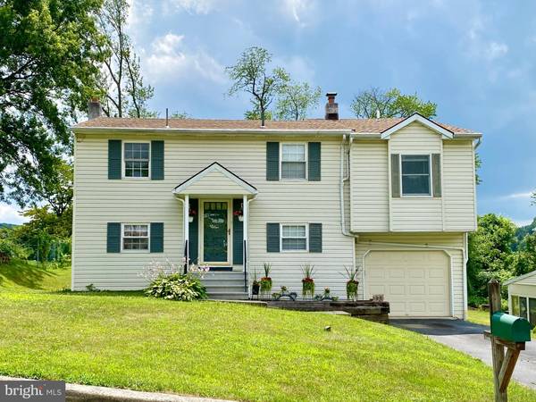 12 ELAINE DR, Boyertown, PA 19512