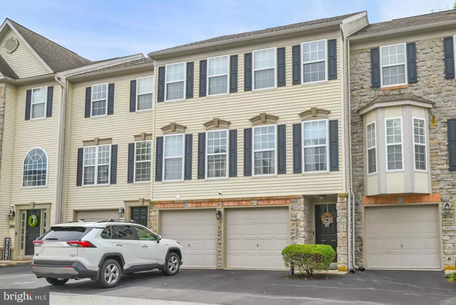 2722 HUNTERS CREST DR #24, York, PA 17402