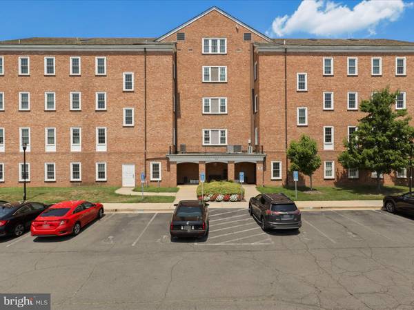 Falls Church, VA 22046,313 PARK AVE #203