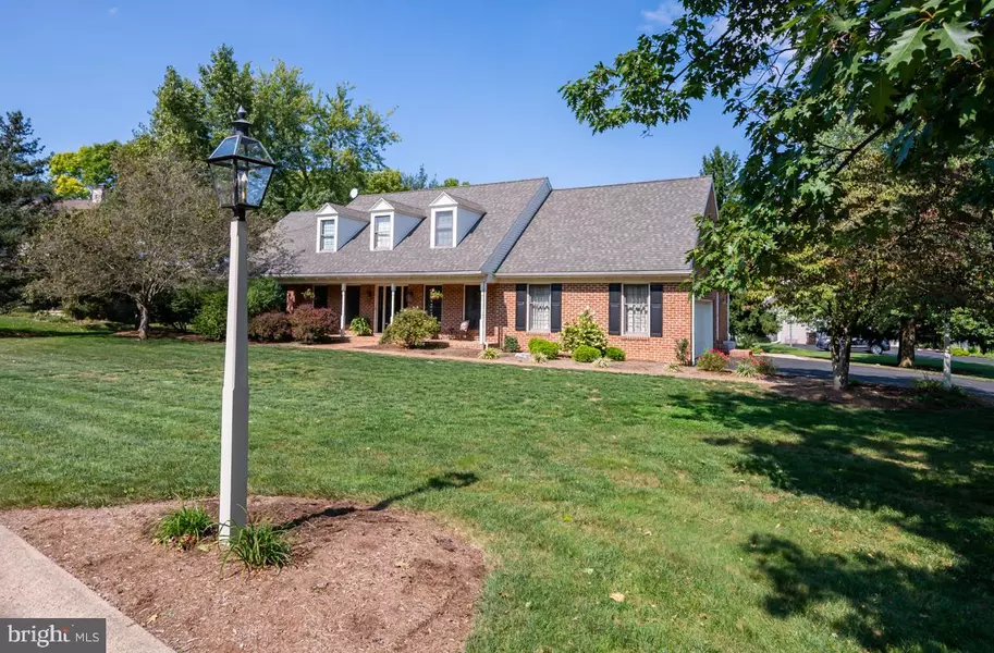 235 FARMSTEAD LN, Lititz, PA 17543