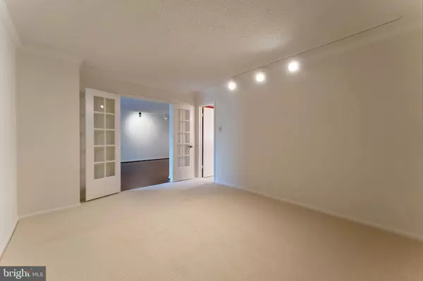 Mclean, VA 22102,1800 OLD MEADOW #410