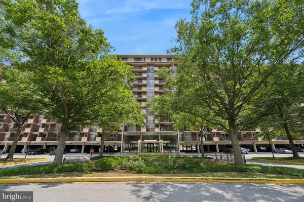 1300 ARMY NAVY DR #105, Arlington, VA 22202