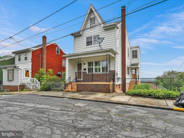 303 CHESTNUT ST, Saint Clair, PA 17970