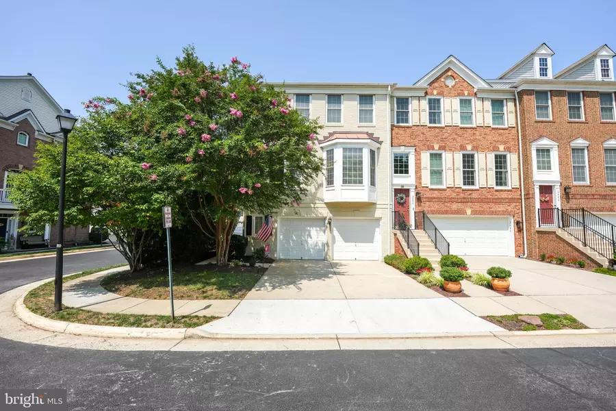 2408 HUNTINGTON PARK DR, Alexandria, VA 22303