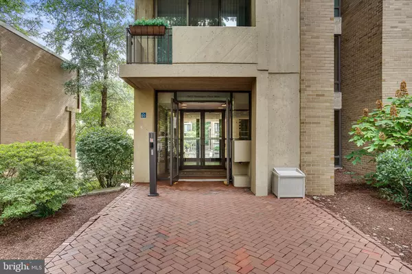 11400 WASHINGTON PLZ W #702, Reston, VA 20190