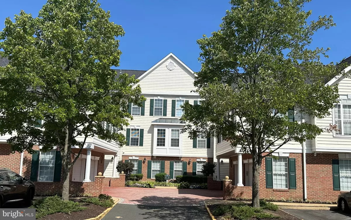 Chantilly, VA 20152,25260 LAKE SHORE SQ #202