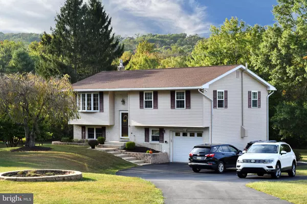 1727 SWEET ARROW LAKE RD, Pottsville, PA 17901